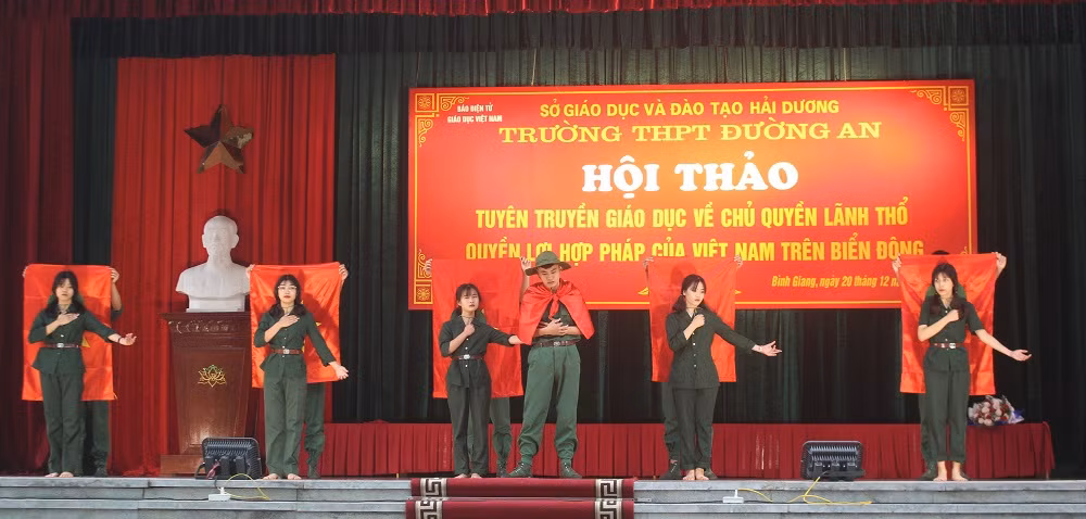 Tiết mục văn nghệ chào mừng của học sinh trường cấp 3 Đường An (Ảnh:Vũ Ninh)