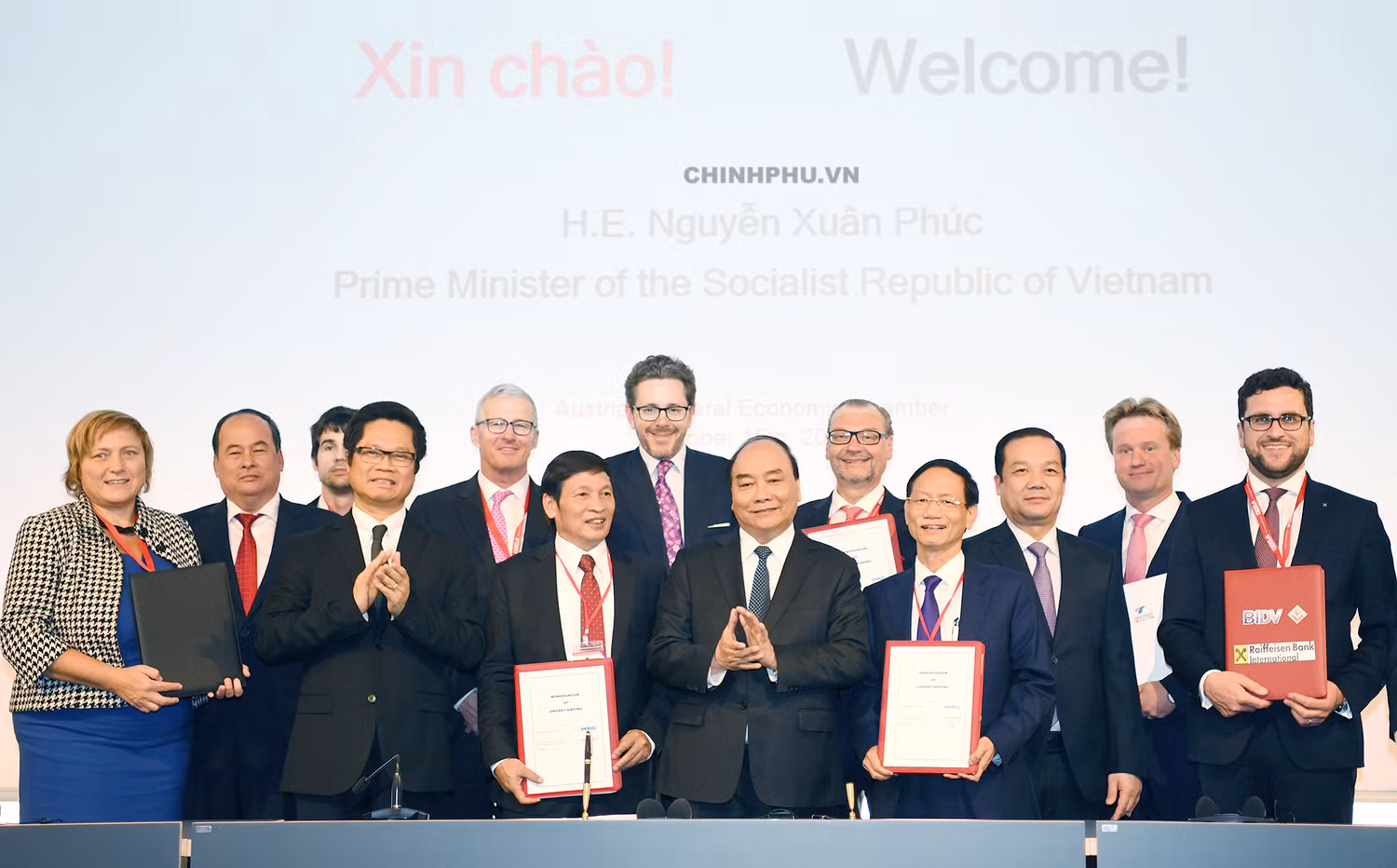 Thủ tướng Nguyễn Xuân Phúc và các doanh nghiệp hai nước. Ảnh: VGP