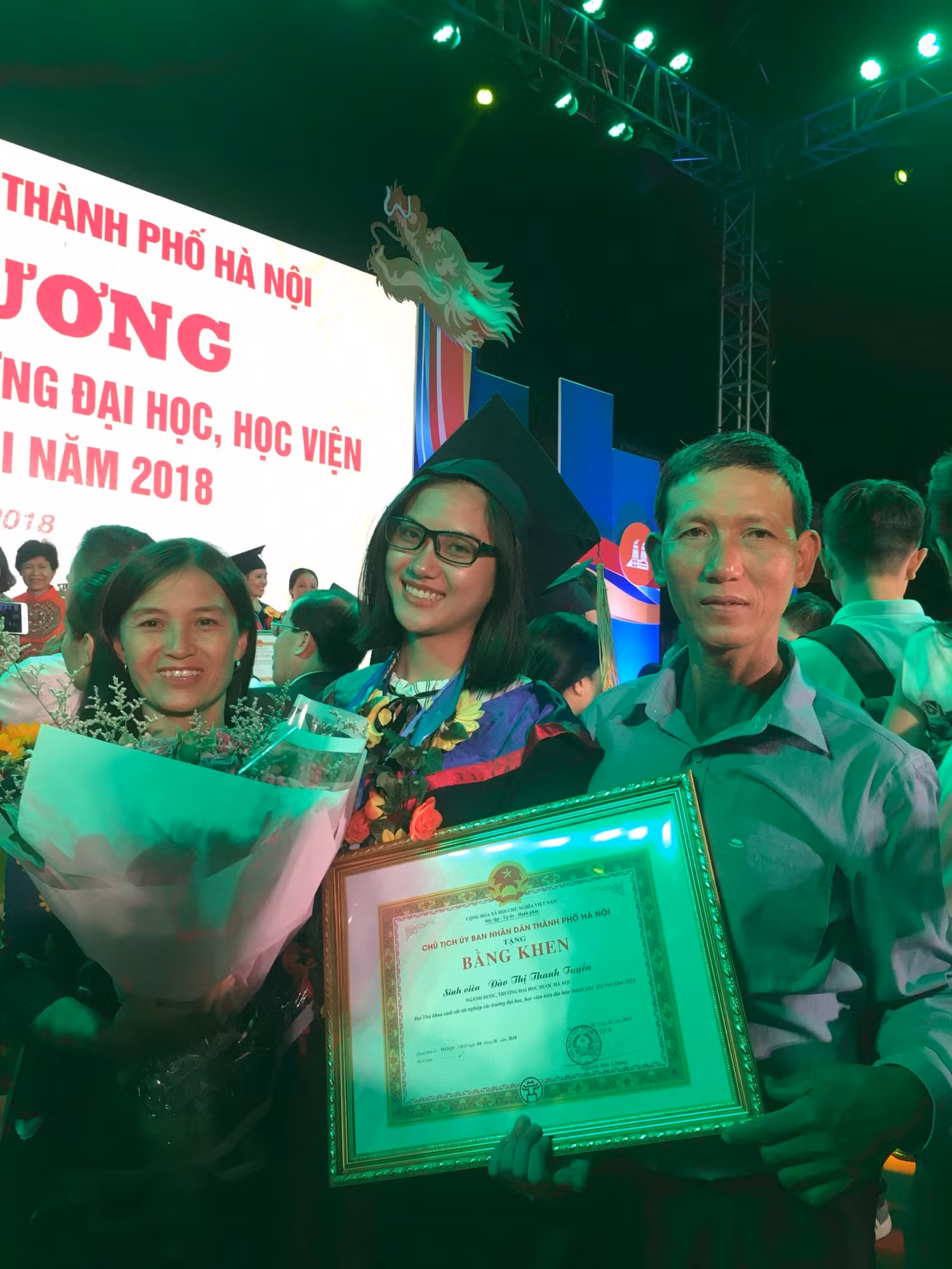 Thanh Tuyền chụp ảnh kỷ niệm cùng người thân tại lễ vinh danh. Ảnh: NVCC