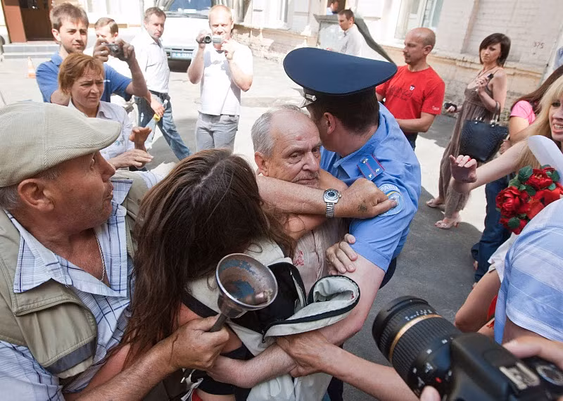 Phong trào FEMEN xuất hiện tại Ucraina Phong trào FEMEN xuất hiện tại Ucraina