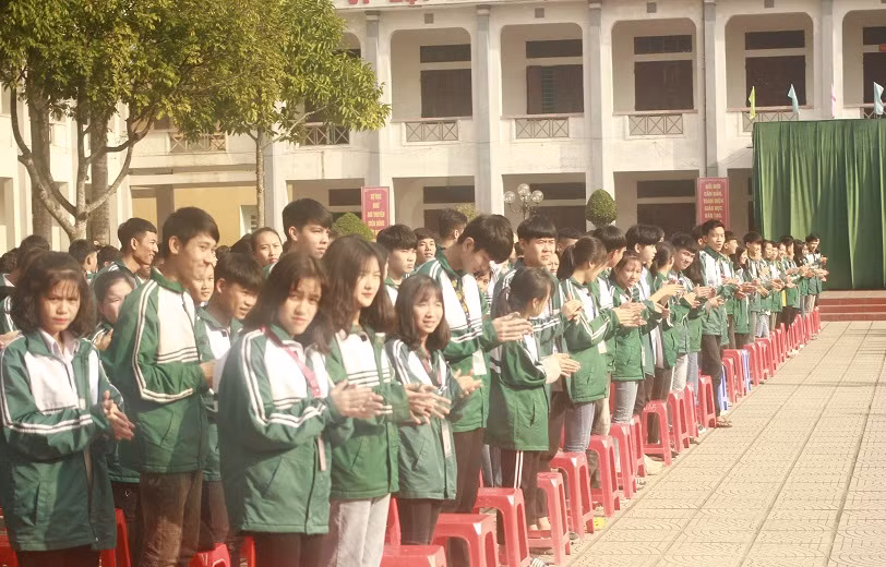 Học sinh Trường Trung học phổ thông Cẩm Khê đón chào buổi Hội thảo với tinh thần háo hức và khát khao khám phá, tìm hiểu (ảnh Trinh Phúc). Học sinh Trường Trung học phổ thông Cẩm Khê đón chào buổi Hội thảo với tinh thần háo hức và khát khao khám phá, tìm hiểu (ảnh Trinh Phúc).