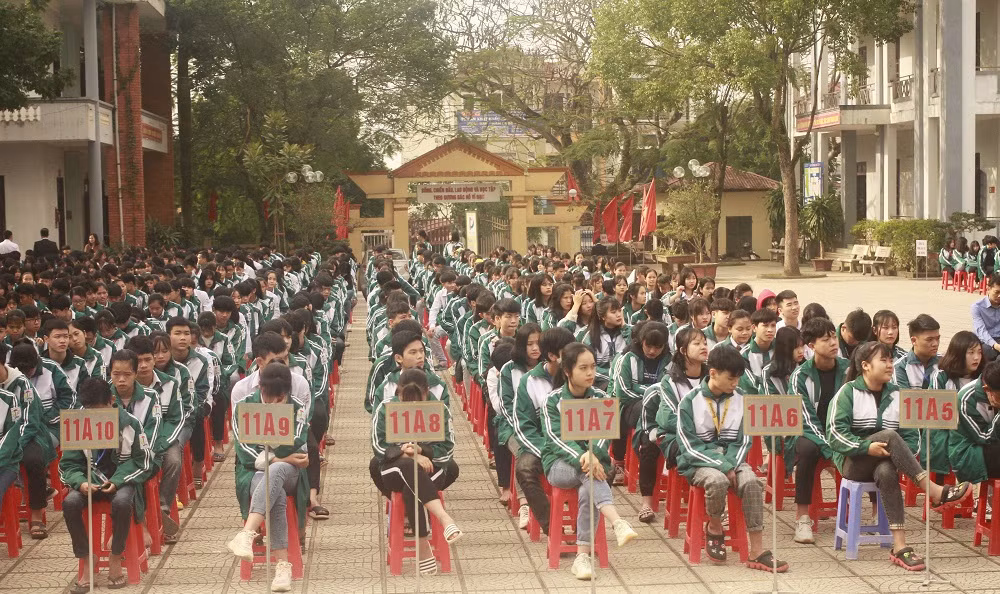 Học sinh Trường Trung học phổ thông Cẩm Khê rất chăm chú theo dõi những thông tin trao đổi của tiến sĩ Trần Công Trục (ảnh Trinh Phúc). Học sinh Trường Trung học phổ thông Cẩm Khê rất chăm chú theo dõi những thông tin trao đổi của tiến sĩ Trần Công Trục (ảnh Trinh Phúc).
