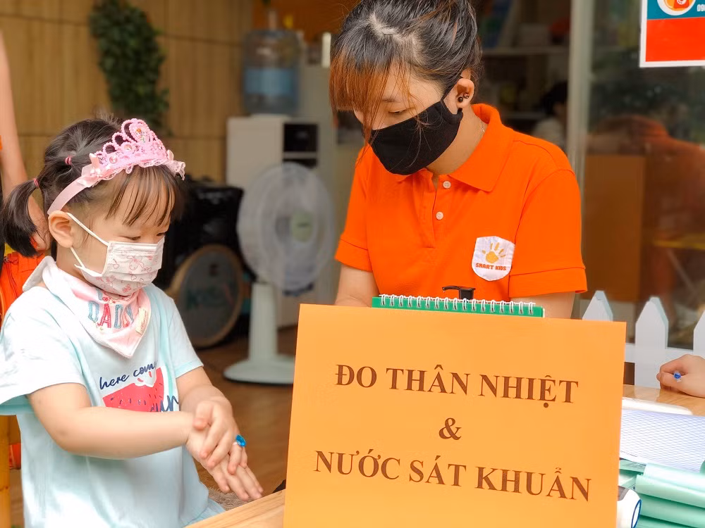 Các bé đến lớp được các cô hướng dẫn tận tình chu đáo việc rửa tay (ảnh hệ thống mầm non tư thục Bé Thông Minh). Các bé đến lớp được các cô hướng dẫn tận tình chu đáo việc rửa tay (ảnh hệ thống mầm non tư thục Bé Thông Minh).