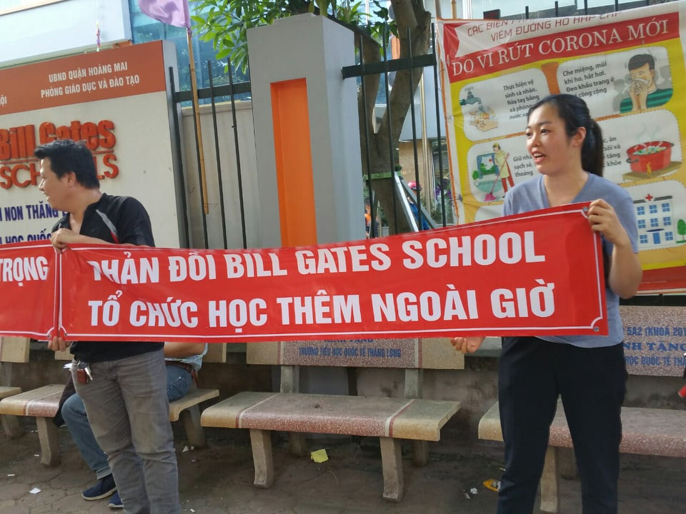 Thông điệp biểu tình rất rõ ràng, phản đối tổ chức học thêm ngoài giờ (ảnh N.H).