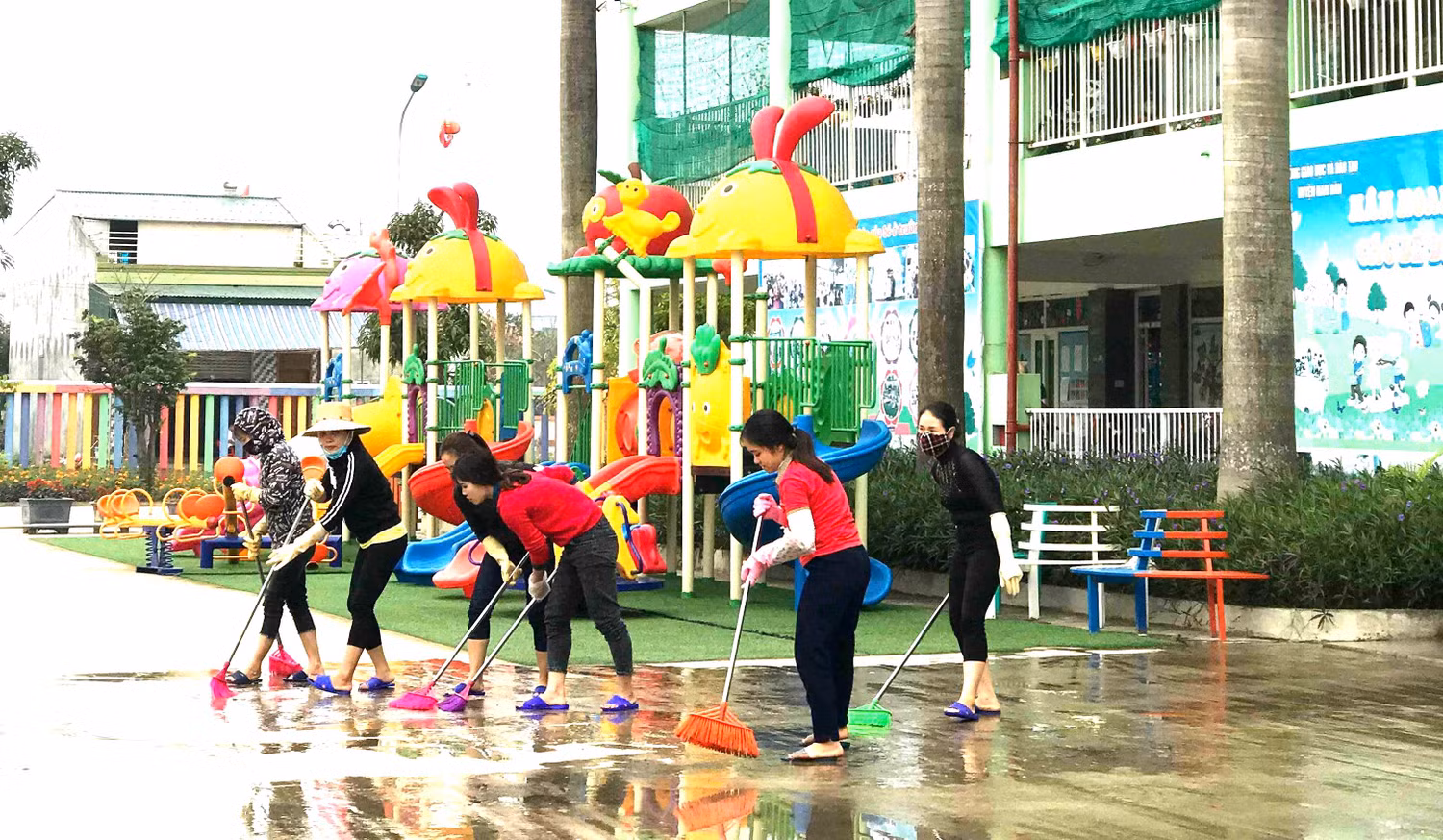 Dịch Covid-19 kéo dài, khiến nhiều trường tư thục hết tiền không có tiền trả lương cho các thầy cô, đời sống của họ thực sự khó khăn (ảnh nguồn Trường mầm non Tuổi Thơ Nam Đàn). Dịch Covid-19 kéo dài, khiến nhiều trường tư thục hết tiền không có tiền trả lương cho các thầy cô, đời sống của họ thực sự khó khăn (ảnh nguồn Trường mầm non Tuổi Thơ Nam Đàn).
