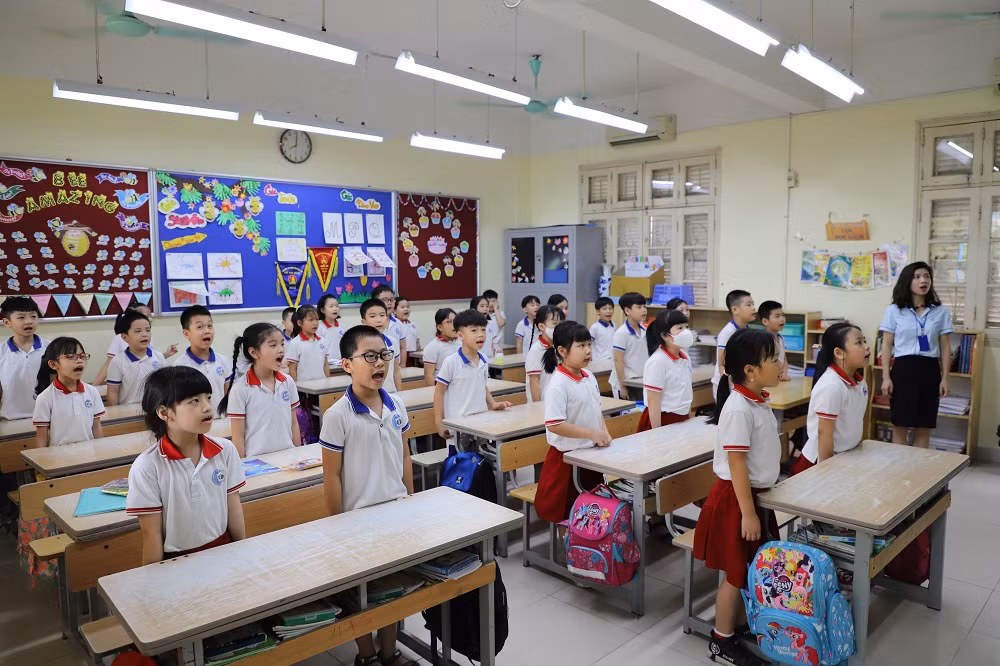 Học sinh thực hiện chào cờ trong lớp học (ảnh nguồn Trường Tiểu học Đoàn Thị Điểm). Học sinh thực hiện chào cờ trong lớp học (ảnh nguồn Trường Tiểu học Đoàn Thị Điểm).