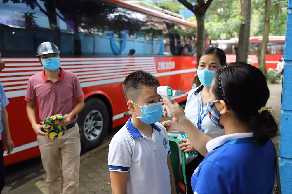 Học sinh trước khi vào trường được đo thân nhiệt và nghiêm túc đeo khẩu trang (ảnh Trường Đoàn Thị Điểm cung cấp). Học sinh trước khi vào trường được đo thân nhiệt và nghiêm túc đeo khẩu trang (ảnh Trường Đoàn Thị Điểm cung cấp).
