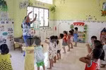 Hiện nay, lương giáo viên vẫn còn nhiều bất cập (ảnh minh họa - nguồn TTXVN).