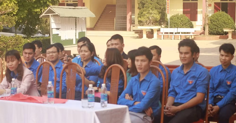 Các đoàn viên cơ sở của Huyện Cẩm Khê, Phú Thọ đến tham gia Hội thảo để được lắng nghe nhằm bồi dưỡng thêm các kiến thức liên quan đến chủ quyền, quyền chủ quyền, quyền tài phán hợp pháp của Việt Nam trên Biển Đông (ảnh Trinh Phúc). Các đoàn viên cơ sở của Huyện Cẩm Khê, Phú Thọ đến tham gia Hội thảo để được lắng nghe nhằm bồi dưỡng thêm các kiến thức liên quan đến chủ quyền, quyền chủ quyền, quyền tài phán hợp pháp của Việt Nam trên Biển Đông (ảnh Trinh Phúc).