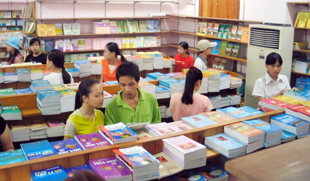 Việc trang bị miễn phí sách giáo khoa cho các nhà trường tham khảo là việc làm rất thiết thực (ảnh minh họa nguồn báo Giáo dục và Thời đại). Việc trang bị miễn phí sách giáo khoa cho các nhà trường tham khảo là việc làm rất thiết thực (ảnh minh họa nguồn báo Giáo dục và Thời đại).