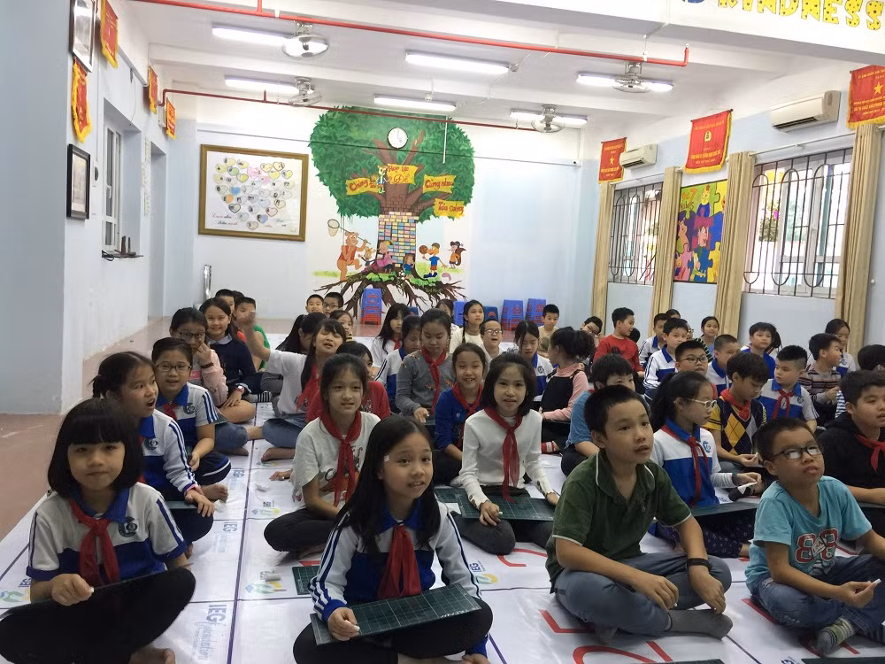 Nguyễn Ngọc Trinh ngồi hàng đầu, thứ 2 bên trái sang (ảnh do cô giáo Vũ Thị Phương cung cấp).