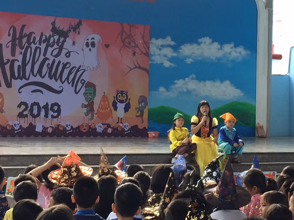 Em Nguyễn Ngọc Trinh tham gia trong một tiết mục văn nghệ của nhà trường (ảnh do cô giáo Vũ Thị Phương cung cấp).