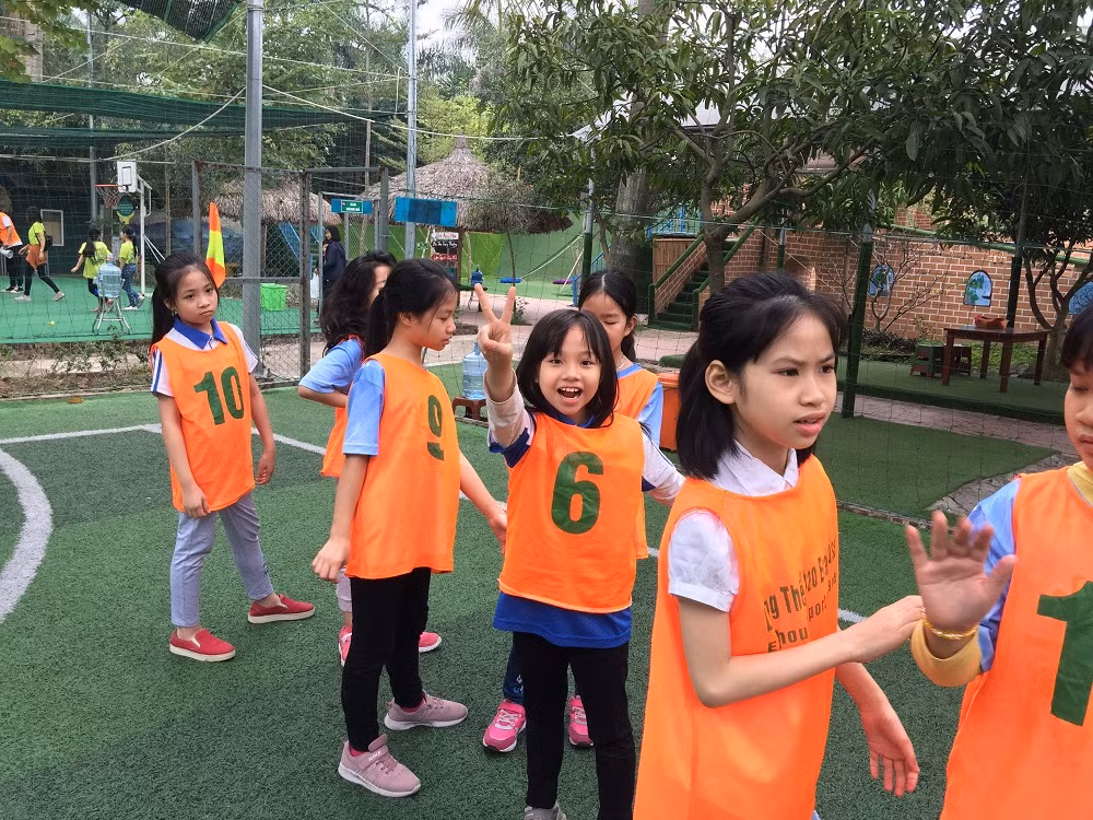 Ở Trường Nguyễn Ngọc Trinh (mặc áo số 6) rất năng động, hoạt bát (ảnh do cô Vũ Thị Phương cung cấp).