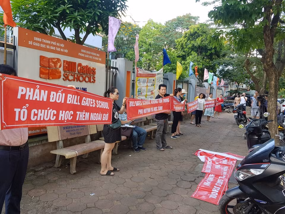 Vì không tìm được tiếng nói chung với nhà trường, các phụ huynh đành phải tập trung phản đối học thêm ngoài giờ (ảnh N.H).