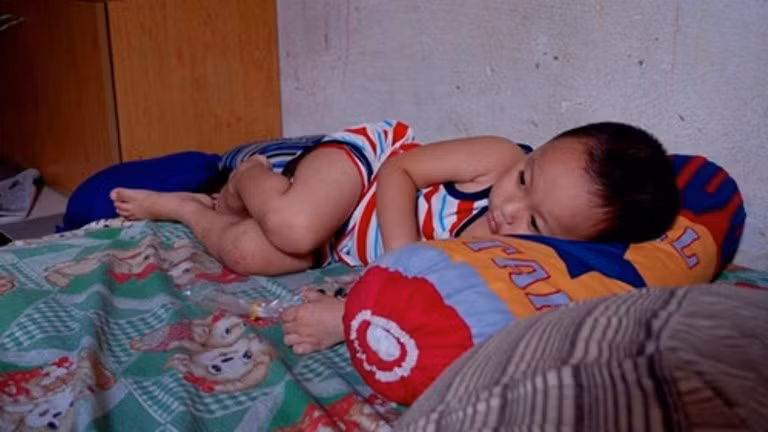 3 ngày sau khi sự việc xảy ra, cháu Hòa - bé đã bị hành hạ trước đó tại nhà trẻ Phương Anh vẫn hồn nhiên cười đùa, chưa ý thức được những gì mình phải chịu đựng (Ảnh Infonet)
