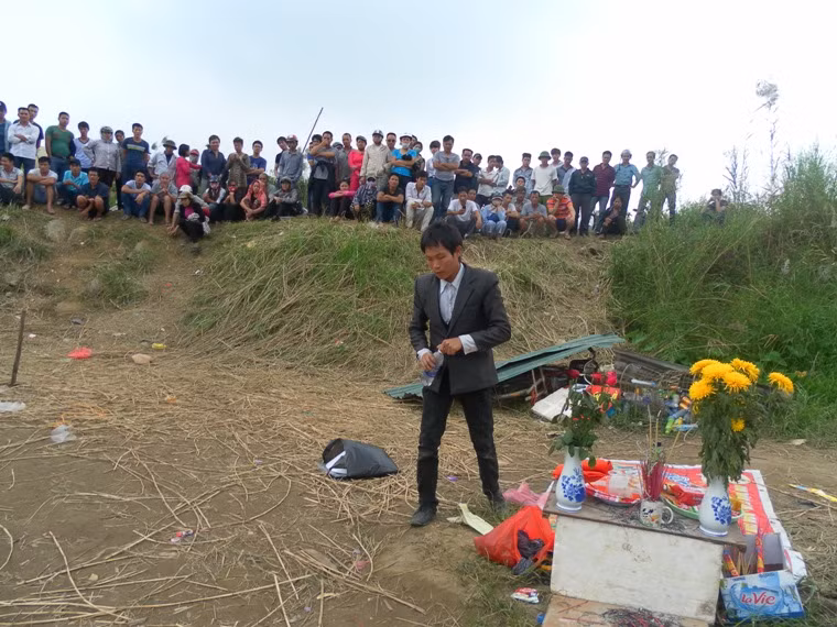 Hành động "cắn lưỡi" lấy máu viết giấy "gọi hồn" chị Huyền của một người đàn ông đã thu hút sự chú ý của rất nhiều người có mặt tại hiện trường nơi bác sĩ Tường đã ném xác chị Huyền xuống sông. Nhiều người chứng kiến sự việc đã đặt nghi vấn về người đàn ông tự xưng là "thầy" để lừa bịp? Hành động "cắn lưỡi" lấy máu viết giấy "gọi hồn" chị Huyền của một người đàn ông đã thu hút sự chú ý của rất nhiều người có mặt tại hiện trường nơi bác sĩ Tường đã ném xác chị Huyền xuống sông. Nhiều người chứng kiến sự việc đã đặt nghi vấn về người đàn ông tự xưng là "thầy" để lừa bịp?