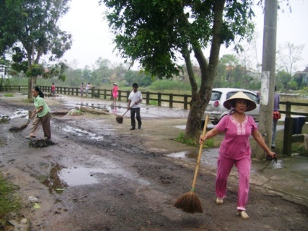 Người dân nghe tin đã đến dọn dẹp đường sá vào nhà lưu niệm của Đại tướng Võ Nguyên Giáp tại thôn An Xá để chuẩn bị cho việc tiễn đưa Đại tướng