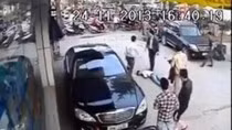 Hình ảnh được cắt ra từ clip "Nhóm thanh niên hành hung người dã man trên phố". Cho dù đã bất tỉnh, nam thanh niên đang nằm dưới đất vẫn tiếp tục bị nhóm thanh niên đánh dã man không thương tiếc.