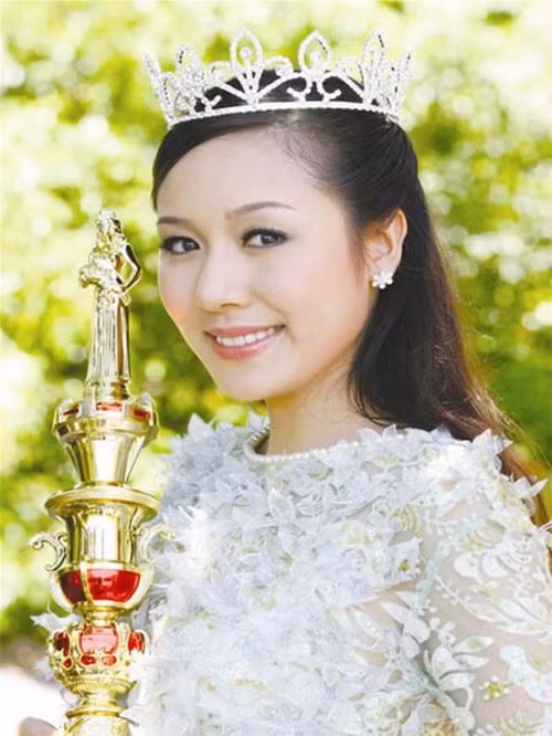 Ngô Phương Lan - Hoa Hậu Thế giới người Việt đầu tiên (2007) sở hữu vẻ đẹp đài các, sang trọng. Chiếc vương miện thiết kế tròn độc đáo, đơn giản nhưng cực kỳ tinh tế, làm tôn lên vẻ đẹp quý phái, rạng ngời cho người đội nó.