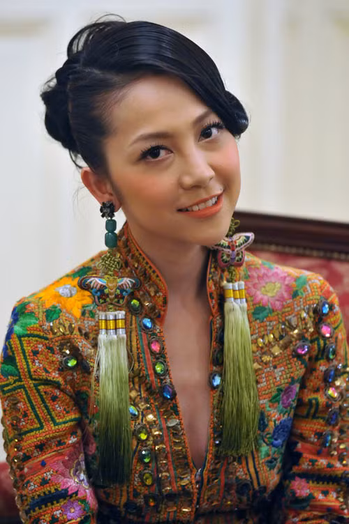 Linh Nga đẹp "khó hiểu" với áo lạ, hoa tai lạ và tóc búi "mợ". So với các lần dự event gần đây, bức hình này chẳng khác nào "Linh Nga của ... 6, 7 năm sau". (Ảnh: internet) Linh Nga đẹp "khó hiểu" với áo lạ, hoa tai lạ và tóc búi "mợ". So với các lần dự event gần đây, bức hình này chẳng khác nào "Linh Nga của ... 6, 7 năm sau". (Ảnh: internet)