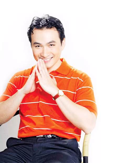 Chi Bảo sủ dụng thắt lưng đúng kiểu "Tôi là người đàn ông U40". Chi Bảo sủ dụng thắt lưng đúng kiểu "Tôi là người đàn ông U40".