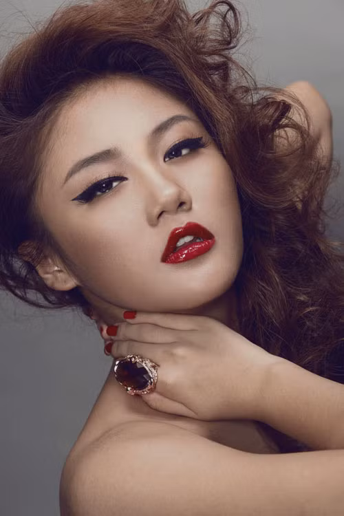 Văn Mai Hương còn rất trẻ, 17 - 18 tuổi. Thế nhưng khi hóa thân vào shoot hình này, Văn Mai Hương trẻ trung xinh tươi biến đâu mất, thay vào đó là một "cô Văn Mai Hương" quyến rũ, nồng nàn của tuổi.... 30. (Ảnh: xinhxinh) Văn Mai Hương còn rất trẻ, 17 - 18 tuổi. Thế nhưng khi hóa thân vào shoot hình này, Văn Mai Hương trẻ trung xinh tươi biến đâu mất, thay vào đó là một "cô Văn Mai Hương" quyến rũ, nồng nàn của tuổi.... 30. (Ảnh: xinhxinh)