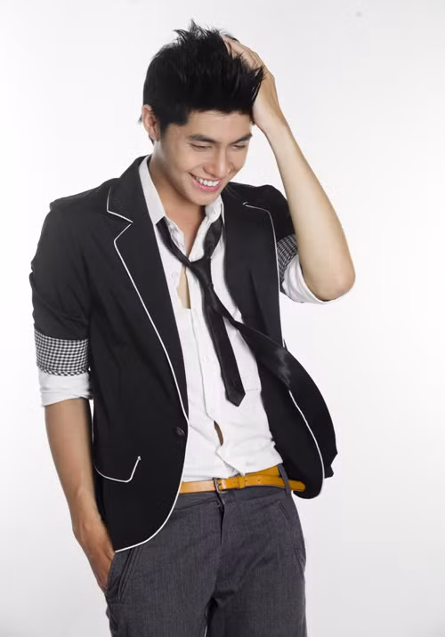 Noo Phước Thịnh là một teen boy 9X sành điệu, thời trang chính hiệu. Vì thế, việc anh chàng lựa thắt lưng "kute" bé, mảnh và choe chóe là điều dễ hiểu. Noo Phước Thịnh là một teen boy 9X sành điệu, thời trang chính hiệu. Vì thế, việc anh chàng lựa thắt lưng "kute" bé, mảnh và choe chóe là điều dễ hiểu.