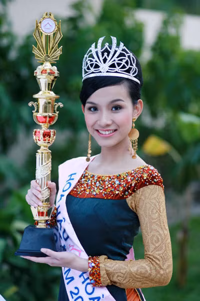Thùy Lâm - Hoa Hậu hoàn vũ Việt Nam. Chiếc vương miện Thùy Lâm sở hữu được thiết kế mang hình ảnh cánh chim Lạc Việt rất đẹp, độc đáo.