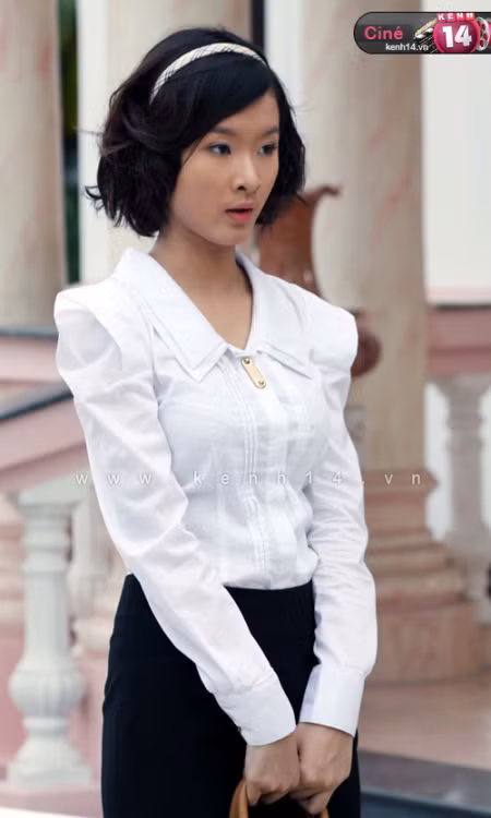 "Bà mẹ nhí" Phương Trinh xinh xắn với bờm kẻ trơn đơn giản. Hiên tại, Phương Trinh theo đuổi hình tượng cô gái trưởng thành, sexy. Nhưng ấn tượng về một cô học trò ngây thơ, trong sáng vẫn in đậm trong tâm trí khán giả.