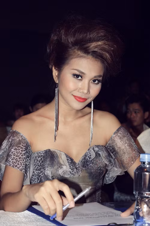 Thanh Hằng bỗng dưng "già" hẳn vì kiểu tóc vấn và chiếc đầm hoa tối màu. Style này thực sự không làm nổi bật nét rạng rỡ, lộng lẫy vốn có của cô. (Ảnh: Internet) Thanh Hằng bỗng dưng "già" hẳn vì kiểu tóc vấn và chiếc đầm hoa tối màu. Style này thực sự không làm nổi bật nét rạng rỡ, lộng lẫy vốn có của cô. (Ảnh: Internet)