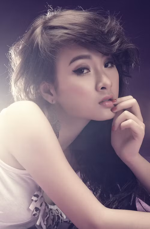 Nhìn tấm hình này, ai dám nghĩ Angela Phương Trinh mới....17 tuổi. Cô nàng già đi gần một giáp. (Ảnh: zing) Nhìn tấm hình này, ai dám nghĩ Angela Phương Trinh mới....17 tuổi. Cô nàng già đi gần một giáp. (Ảnh: zing)