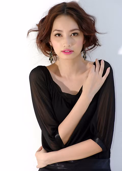 Trúc Diễm xinh tươi là thế, nhưng trong style này cô gầy yếu, "hom hem" lạ. (Ảnh: vietnamnet) Trúc Diễm xinh tươi là thế, nhưng trong style này cô gầy yếu, "hom hem" lạ. (Ảnh: vietnamnet)