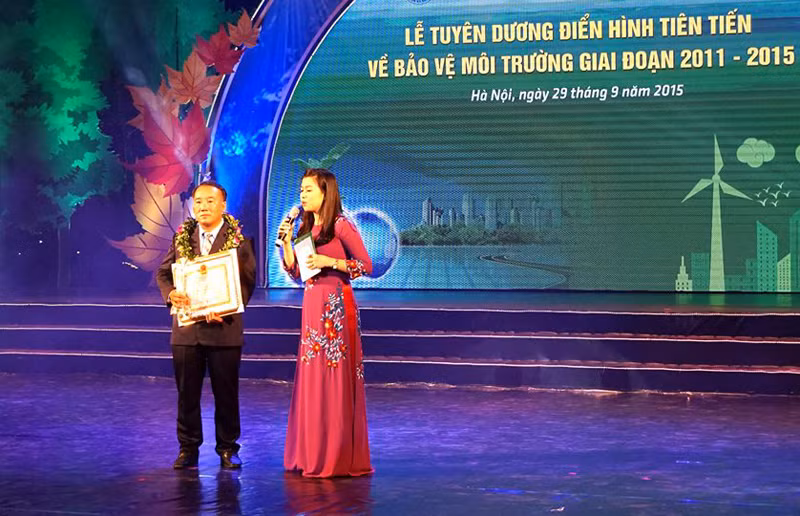 Thầy Nguyễn Ngọc Hải nhận giải thưởng khoa học về bảo vệ môi trường do Bộ Tài nguyên và Môi trường tổ chức. . (Ảnh: N.H) Thầy Nguyễn Ngọc Hải nhận giải thưởng khoa học về bảo vệ môi trường do Bộ Tài nguyên và Môi trường tổ chức. . (Ảnh: N.H)
