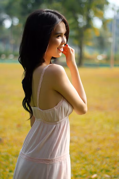 Những chiếc váy dài màu nude với đường xẻ cao sẽ giúp ngày hè của Ngọc Trinh thêm mát lành