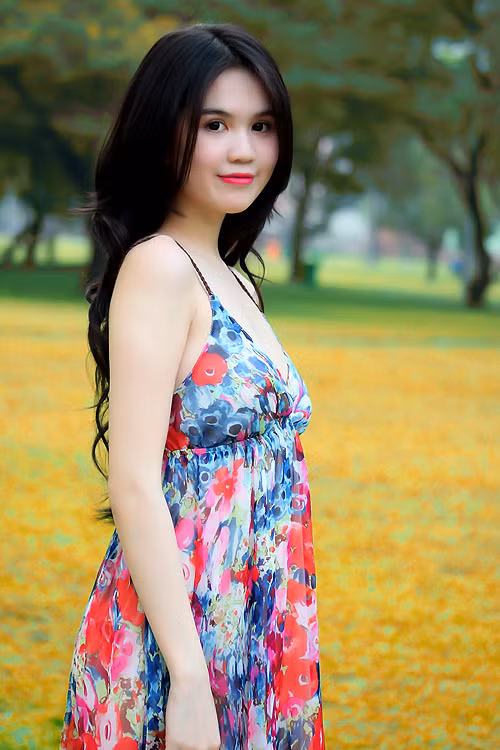 Váy hai dây in họa tiết hoa văn hội họa rực rỡ tôn làn da trắng mịn của Ngọc Trinh