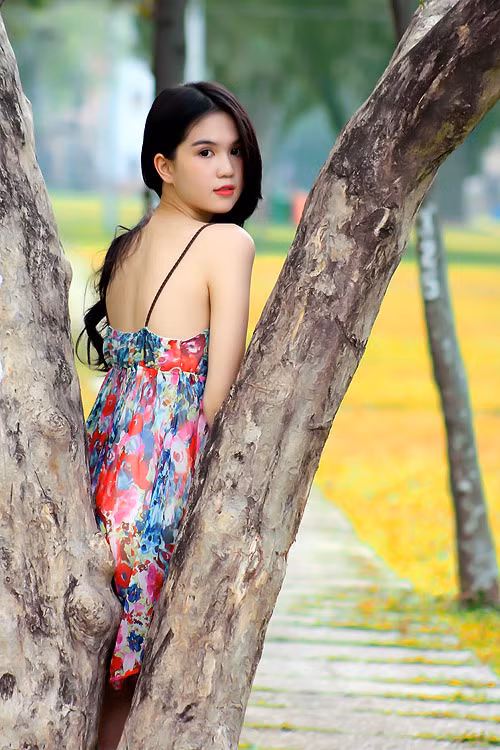 Khi tiết trời bắt đầu trở nên nóng bức, Ngọc Trinh thay đổi ngay "thực đơn" thời trang của mình. Mùa này, cô "kết" nhất những mẫu váy lụa mỏng họa tiết hoa văn hội họa