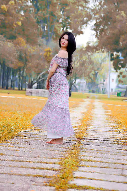 Váy maxi buông vai trần giúp Ngọc Trinh có được cảm giác thư thái cho những ngày đầu hè