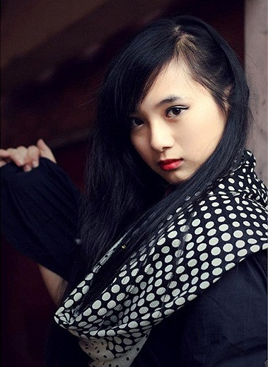 Cô nữ sinh cá tính Nữ sinh Đào Thị Minh Huyền. >>Những hotgirl xinh đẹp làm điên đảo cư dân mạng Những nữ sinh đẹp mê hồn giữa đầm sen >>Phát sốt vì vẻ đẹp baby của cô giáo tương lai >>So độ siêu kute của những nữ sinh đình đám nhất Thủ đô >>Phát sốt vì 4 nữ giáo viên xinh đẹp >>Cư dân mạng "điên đảo" vì nhan sắc nữ sinh Trương Tân Uyển >>Hoa khôi ĐH Thương Mại 2012 duyên dáng áo dài