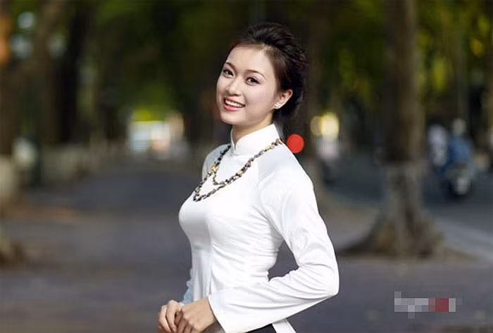 Trần Thị Hiên (SBD 89), đến từ Ninh Bình. Hiên đang là sinh viên Trường Đại học Kinh Doanh và Công Nghệ Hà Nội. Hiên từng đoạt giải Người đẹp duyên dáng Ninh Bình và top 20 cuộc thi duyên dáng kinh doanh. >>Những nữ sinh đẹp hơn cả búp bê Babie >>PHÁT SỐT VÌ NỮ THẠC SĨ ĐẸP NHẤT TRUNG QUỐC AI ĐẸP HƠN HOTGIRL KIM PHƯỢNG? >>Những nữ sinh diện áo dài đẹp hơn vẻ đẹp xuân thì của Mai Phương Thúy (P36) <<HOTGIRL HỌC V IỆN BÁO CHÍ ĐẸP RẠNG NGỜI TRONG SẮC THU >>Phát sốt vì nữ sinh Trung Quốc đẹp như siêu mẫu >>KINH DỊ LỄ HỘI HÓA TRANG CỦA SINH VIÊN