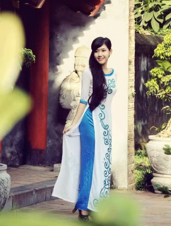 Quỳnh Anh có năng khiếu văn nghệ từ nhỏ như chơi đàn piano, nhảy, có khả năng diễn xuất tốt trước ống kính và là một cây văn nghệ tài năng của lớp. >>Midu, Hà Min, Linh Hàn đọ dáng "nóng bỏng" >>Những hotgirl xinh đẹp làm "điên đảo" cư dân mạng (P5) >>Ngắm vẻ đẹp kiêu sa của Á hậu Hoàng Anh >>Những nữ sinh đẹp hơn cả búp bê Babie >>PHÁT SỐT VÌ NỮ THẠC SĨ ĐẸP NHẤT TRUNG QUỐC AI ĐẸP HƠN HOTGIRL KIM PHƯỢNG? >>Những nữ sinh diện áo dài đẹp hơn vẻ đẹp xuân thì của Mai Phương Thúy (P36) >>Phát sốt vì nữ sinh Trung Quốc đẹp như siêu mẫu
