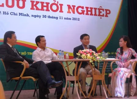 Ông Johnathan Hạnh Nguyễn (thứ hai từ phải sang) khuyên SV đừng phung phí thời gian ở quán cà phê mà hãy dấn thân vào những hoạt động hữu ích hơn.
