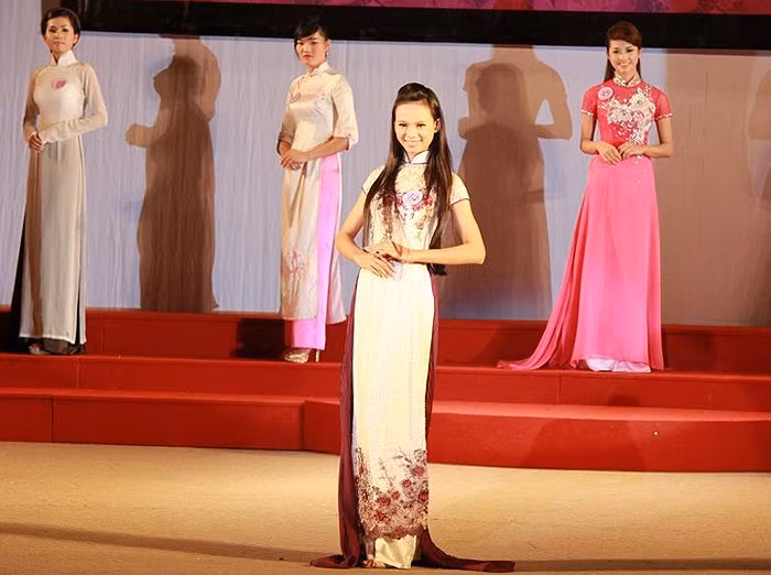 Nguyễn Thị Mai Linh <<MIDU ĐẸP TINH KHÔI GIỮA PHỐ SÀI GÒN <<HOTGIRL YẾN KOREA LÀM LU MỜ CẢ HOA CỎ MÙA XUÂN <<Á KHÔI CĐ TÀI CHÍNH - HẢI QUAN ĐẸP LÃNG MẠN TRONG SẮC TÍM <<NGỠ NGÀNG HOT GIRL CÓ VẺ ĐẸP GIỐNG CA SỸ BẢO THY <<HOTGIRL THANH THỦY ƯỚC MƠ TRỞ THÀNH CÔ GIÁO