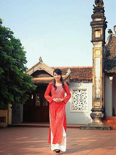 Duyên dáng trong tà áo dài truyền thống. >>Những hotgirl xinh đẹp làm điên đảo cư dân mạng Những nữ sinh đẹp mê hồn giữa đầm sen >>Phát sốt vì vẻ đẹp baby của cô giáo tương lai >>So độ siêu kute của những nữ sinh đình đám nhất Thủ đô >>Phát sốt vì 4 nữ giáo viên xinh đẹp >>Cư dân mạng "điên đảo" vì nhan sắc nữ sinh Trương Tân Uyển >>Hoa khôi ĐH Thương Mại 2012 duyên dáng áo dài