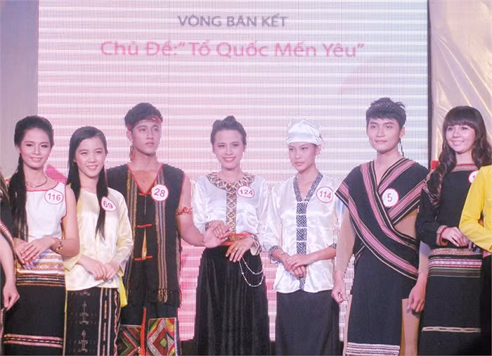 Cuộc thi Nét đẹp sinh viên với cộng đồng 2012 đã thu hút rất nhiều sinh viên tham dự. Cuộc thi năm nay với chủ đề Tổ quốc mến yêu mang nhiều ý nghĩa sâu sắc. >> NHAN SẮC YÊU KIỀU CỦA CÁC NỮ DOANH NHÂN TƯƠNG LAI >> Hotgirl Thảo My "đốt cháy mùa đông" đón Noel >> HOTGIRL KHẢ NGÂN, BẢO TRÂN KHIẾN SAO HÀN PHẢI GHEN TỊ >> Ngôi sao Missteen Thảo My khiến cộng đồng mạng "nổi sóng" >> MISS CUXI VIỆT HUÊ KHOE DÁNG XINH >> Hotgirl Linh Hàn gợi cảm đón mùa đông về >> Nữ sinh Học viện Hành chính hóa thân thành thôn nữ xinh đẹp >> HOA KHÔI SINH VIÊN YÊU KIỀU BÊN "NGỰA SẮT" >> Vẻ đẹp căng tràn của Hoa khôi Missteen Diễm Trang >>Những mỹ nhân từng học tại trường "nhà giàu" RMIT