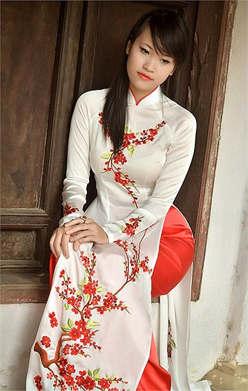 Nguyễn Thủy Tiên dịu dàng, e ấp trong tà áo dài truyền thống. >>Những hotgirl xinh đẹp làm điên đảo cư dân mạng Những nữ sinh đẹp mê hồn giữa đầm sen >>Phát sốt vì vẻ đẹp baby của cô giáo tương lai >>So độ siêu kute của những nữ sinh đình đám nhất Thủ đô >>Phát sốt vì 4 nữ giáo viên xinh đẹp >>Cư dân mạng "điên đảo" vì nhan sắc nữ sinh Trương Tân Uyển >>Hoa khôi ĐH Thương Mại 2012 duyên dáng áo dài