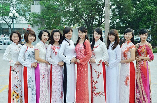 10 nữ sinh xinh đẹp và tài năng sẽ cùng tranh tài trong đêm chung kết để tìm ra hoa khôi duyên dáng của Khoa Luật (Đại học Quốc gia Hà Nội) năm 2012. >>Những hotgirl xinh đẹp làm điên đảo cư dân mạng Những nữ sinh đẹp mê hồn giữa đầm sen >>Phát sốt vì vẻ đẹp baby của cô giáo tương lai >>So độ siêu kute của những nữ sinh đình đám nhất Thủ đô >>Phát sốt vì 4 nữ giáo viên xinh đẹp >>Cư dân mạng "điên đảo" vì nhan sắc nữ sinh Trương Tân Uyển >>Hoa khôi ĐH Thương Mại 2012 duyên dáng áo dài