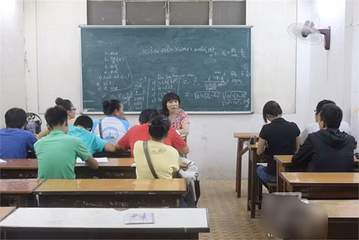 Có những học sinh nhà ở rất xa (Đồng Nai) nhưng khi nghe cô mở lớp thì vẫn lặn lội đến học. >>Chùm ảnh: Học sinh 5 nước tranh tài trong ngày hội Robotics 2012 Những nữ sinh diện áo dài đẹp hơn cả Hoa hậu Mai Phương Thúy (P29) Hotgirl Yến Korea làm lu mờ cả hoa cỏ mùa xuân Á hậu Việt Đỗ Hoàng Anh - Ngôi sao sáng của ĐH Văn hóa Hà Nội >>Truyện cây tre trăm đốt: Con gái Phú ông "mua chồng" ngoài chợ >>Phát hoảng: Vợ Mai An Tiêm dùng nhan sắc bẫy cá về thịt