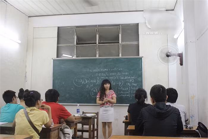 Cô Quỳnh Trâm tâm sự: Lớp học này như là cách mà tôi trả ơn cuộc đời vì những may mắn mình đã nhận được... >>Chùm ảnh: Học sinh 5 nước tranh tài trong ngày hội Robotics 2012 Những nữ sinh diện áo dài đẹp hơn cả Hoa hậu Mai Phương Thúy (P29) Hotgirl Yến Korea làm lu mờ cả hoa cỏ mùa xuân Á hậu Việt Đỗ Hoàng Anh - Ngôi sao sáng của ĐH Văn hóa Hà Nội >>Truyện cây tre trăm đốt: Con gái Phú ông "mua chồng" ngoài chợ >>Phát hoảng: Vợ Mai An Tiêm dùng nhan sắc bẫy cá về thịt