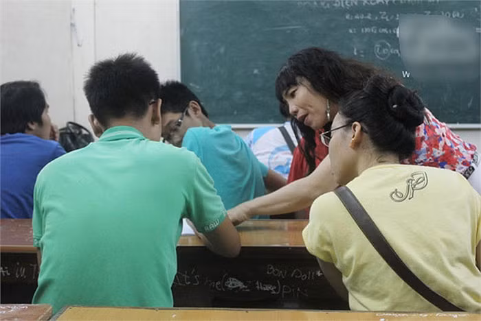 Cô Quỳnh Trâm tâm sự: Tôi thấy hoàn cảnh gia đình em nghèo nên đồng ý ngay và nghĩ tới ý định mở lớp dạy miễn phí cho học sinh yếu để giúp các rèn luyện thêm một số môn như Toán, Lý, Hóa và Sinh. >>Chùm ảnh: Học sinh 5 nước tranh tài trong ngày hội Robotics 2012 Những nữ sinh diện áo dài đẹp hơn cả Hoa hậu Mai Phương Thúy (P29) Hotgirl Yến Korea làm lu mờ cả hoa cỏ mùa xuân Á hậu Việt Đỗ Hoàng Anh - Ngôi sao sáng của ĐH Văn hóa Hà Nội >>Truyện cây tre trăm đốt: Con gái Phú ông "mua chồng" ngoài chợ >>Phát hoảng: Vợ Mai An Tiêm dùng nhan sắc bẫy cá về thịt