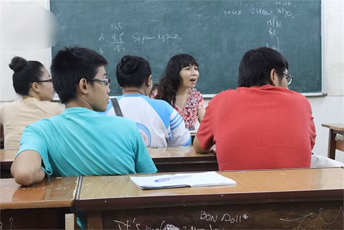 Lớp luyện thi miễn phí của cô Trâm đã mở được 2 tuần tại Quận 4, TP.HCM và có khoảng 20 học sinh đang theo học. >>Chùm ảnh: Học sinh 5 nước tranh tài trong ngày hội Robotics 2012 Những nữ sinh diện áo dài đẹp hơn cả Hoa hậu Mai Phương Thúy (P29) Hotgirl Yến Korea làm lu mờ cả hoa cỏ mùa xuân Á hậu Việt Đỗ Hoàng Anh - Ngôi sao sáng của ĐH Văn hóa Hà Nội >>Truyện cây tre trăm đốt: Con gái Phú ông "mua chồng" ngoài chợ >>Phát hoảng: Vợ Mai An Tiêm dùng nhan sắc bẫy cá về thịt